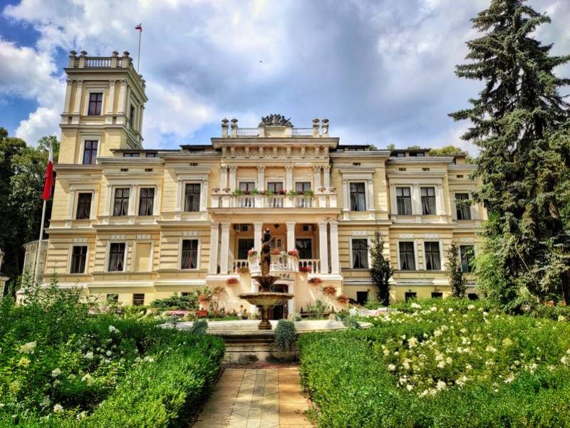 Pałac w Biedrusku - od siedziby rodowej po klub garnizonowy